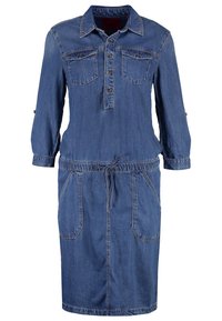 Robe en jean longueur genou avec manches longues, patte de boutonnage à l’avant, poches poitrine, taille à cordon et poches latérales.