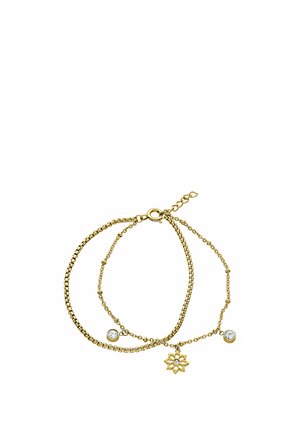 Zwei zarte goldene Kettenarmbänder, eines mit einem kleinen Blumenanhänger mit klarem Stein, das andere mit zwei Anhängern mit klarem Stein.