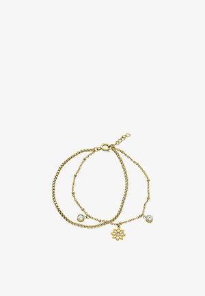 Zwei zarte goldene Kettenarmbänder, eines mit einem kleinen Blumenanhänger mit klarem Stein, das andere mit zwei Anhängern mit klarem Stein.