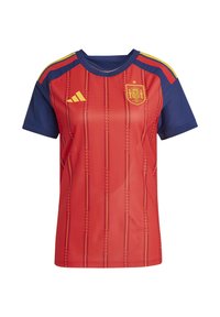 Rood voetbalshirt met blauwe mouwen, voorzien van een verticaal streeppatroon, gele accenten, Adidas-logo en het embleem van Spanje op de borst.