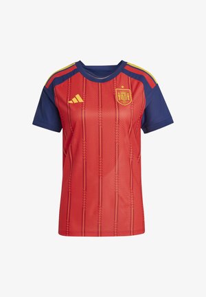 Czerwona koszulka piłkarska z niebieskimi rękawami, z pionowym wzorem pasków, żółtymi akcentami, logo Adidas i herbem Hiszpanii na piersi.