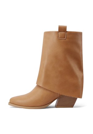 Stivale in pelle color cuoio fino a metà polpaccio con polsino largo, linguetta ad anello in cima e tacco medio a blocco impilato.