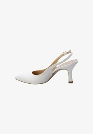 Scarpa con tacco alto bianca a slingback con punta appuntita, finitura liscia, dettagli laterali a taglio e tacco sottile con punta marrone a contrasto.