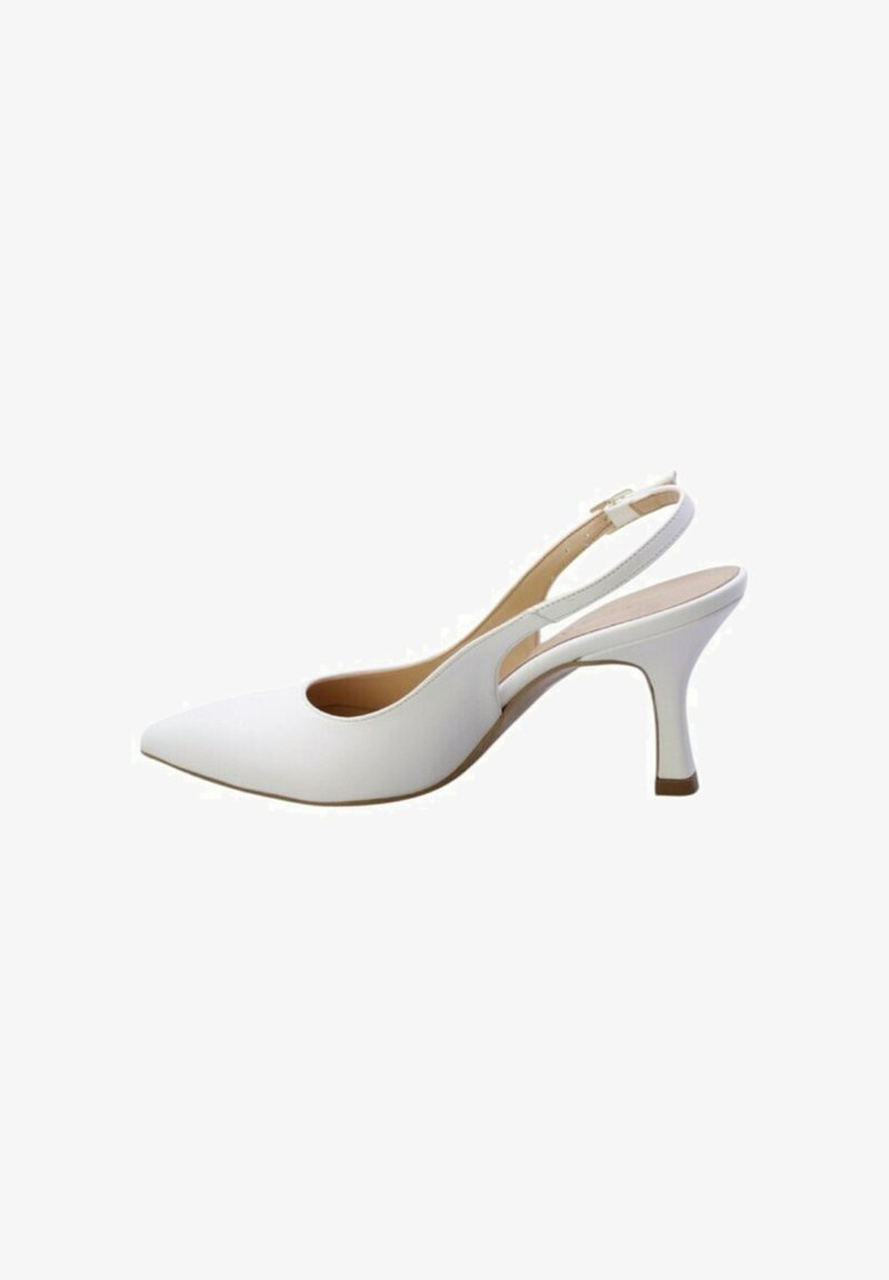 Scarpa con tacco alto bianca a slingback con punta appuntita, finitura liscia, dettagli laterali a taglio e tacco sottile con punta marrone a contrasto.