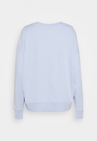 Sudadera azul clara, tela suave, diseño holgado, hombros caídos, puños y dobladillo acanalados, espalda sin costuras, detalles mínimos de costura.