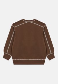 Sweatshirt marron à manches longues avec des coutures contrastantes blanches le long des coutures, des poignets et un ourlet côtelés, présenté de dos sur un fond blanc.