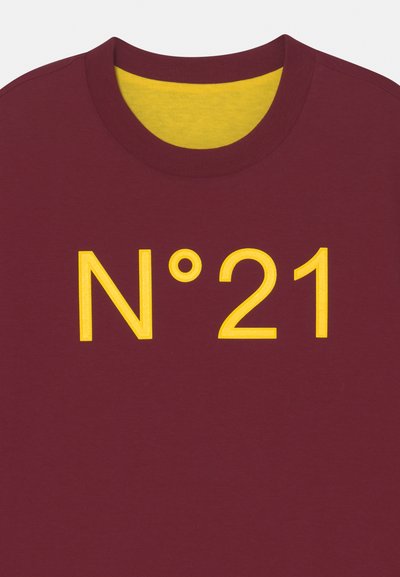 T-shirt de algodão bordô com decote redondo, apresentando uma impressão em amarelo bold com a leitura "N°21" centrada na parte da frente. Textura suave, design casual.