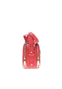 Borsa a tracolla rossa in pelle con forma rettangolare, doppie cerniere dorate e una maniglia corta. Presenta dettagli metallici vicino ai cursori delle cerniere.