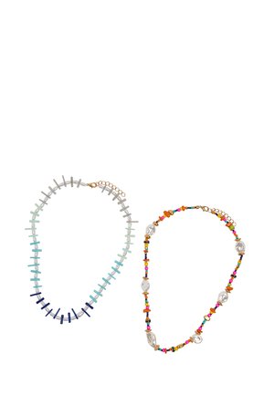 Dwa naszyjniki z koralików: jeden z cylindrycznymi koralikami w niebieskim gradientem, drugi z wielokolorowymi małymi koralikami i dużymi nieregularnymi perłami.