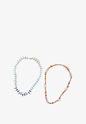 Dwa naszyjniki z koralików: jeden z cylindrycznymi koralikami w niebieskim gradientem, drugi z wielokolorowymi małymi koralikami i dużymi nieregularnymi perłami.