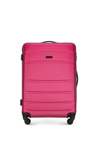 Valigia rigida di un vivace colore rosa, con una superficie testurizzata, dettagli neri, manico estraibile e quattro ruote per una facile mobilità.