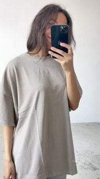 Överdimensionerad t-shirt med rundad hals i mjukt, ljusgrått tyg med korta ärmar. Har en diskret präglad logotyp på bröstet.
