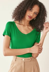 Next - SLOUCH V NECK  - Paprasti marškinėliai - green Miniatiūros vaizdas 1