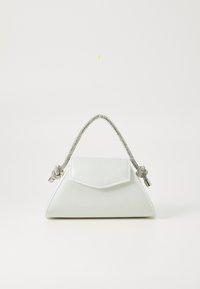 Borsa bianca dalla forma triangolare, con texture liscia e manico intrecciato in argento. Presenta una chiusura a patta e dettagli di cucitura puliti.