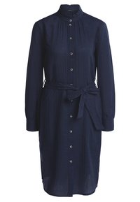 Granatowa sukienka z długimi rękawami, wysokim kołnierzem, z przodu zapinana na guziki i z paskiem w talii. Wykonana z lekkiego materiału o subtelnej teksturze.