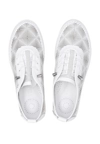 Bílé perforované boty s texturovaným svrškem, šněrování a zaoblenou špičkou. Vyznačují se stříbrnými kovovými akcenty a hladkým vnitřním podšívkou.