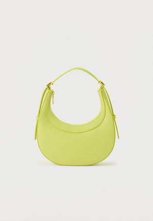 Jaskrawa żółta skórzana torebka o zaokrąglonym kształcie, wyposażona w krótki uchwyt, złote akcenty i teksturowaną powierzchnię.