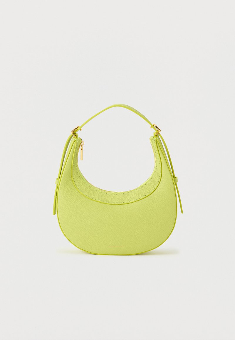 Kirkkaan keltainen nahkainen käsilaukku, jossa on kaartuva muoto, lyhyt kahva, kultaiset yksityiskohdat ja teksturoitu pinta.