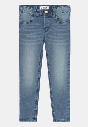 Blå børnejeans i denim med elastisk talje, forlommer, kobberknap og let falmning på lårene.