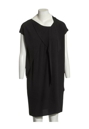 Vestido negro sin mangas hasta la rodilla con tela asimétricamente drapeada, mostrado en un maniquí blanco contra un fondo blanco.