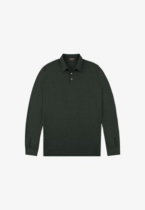 Polo de manga larga de color verde oscuro con cuello y tapeta de dos botones, colocado sobre un fondo blanco.