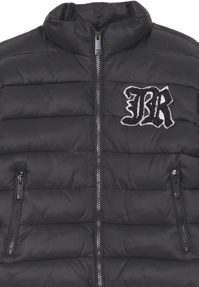 Giacca a vento nera con colletto alto, dotata di chiusura frontale con zip, tasche laterali con zip e logo bianco ricamato sul petto.