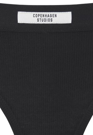 Mustad soonikuga kõrge vöökohaga aluspüksid, mille valgel kangasildil vöö all on tikitud tekst "Copenhagen Studios."