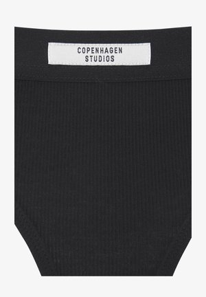 Mustad soonikuga kõrge vöökohaga aluspüksid, mille valgel kangasildil vöö all on tikitud tekst "Copenhagen Studios."