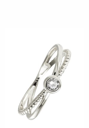 Bague en argent sterling avec des anneaux entrelacés, ornée d'une pierre centrale ronde claire et de détails texturés le long d'un des anneaux.