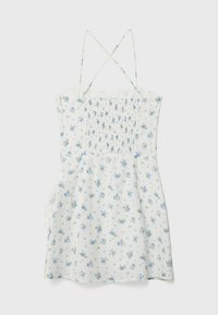 Blumendruckkleid in Weiß mit blauen Blumen, mit gerafftem Oberteil, verstellbaren Spaghetti-Trägern und fließender Silhouette.