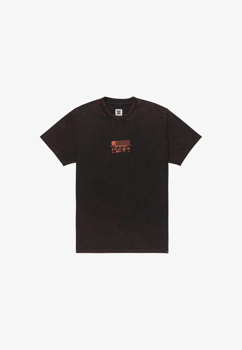 Schwarzes T-Shirt mit einer verblassten Textur, das ein orangefarbenes Grafiklogo auf der Brust und einen Rundhalsausschnitt aufweist. Kurze Ärmel runden das Design ab.