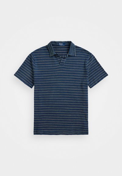 Pólo de manga curta em azul escuro com padrão de riscas claras e colarinho texturizado. Feito em tecido suave, apresenta uma pala de três botões.