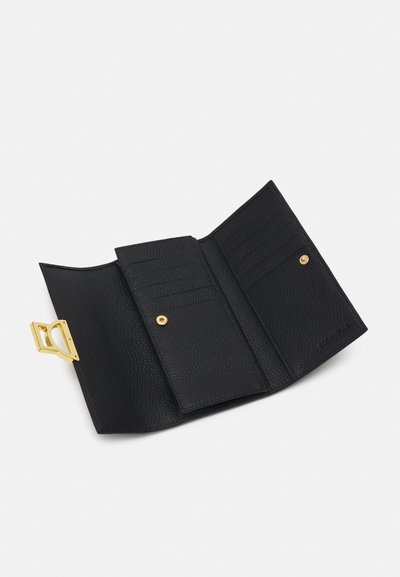 Cartera de cuero negra con un acabado texturizado, que cuenta con múltiples compartimentos para tarjetas, un cierre de botón a presión y un acento en hardware dorado.
