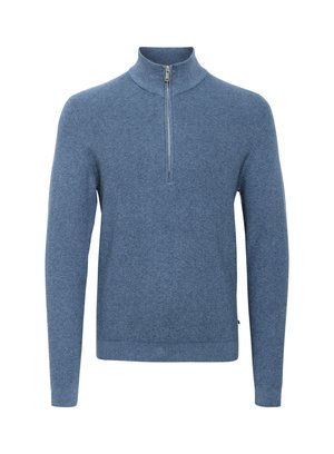 Blauer Pullover mit hohem Kragen und halbem Reißverschluss. Hergestellt aus einem strukturierten Strickmaterial mit langen Ärmeln und einem taillierten Saum.