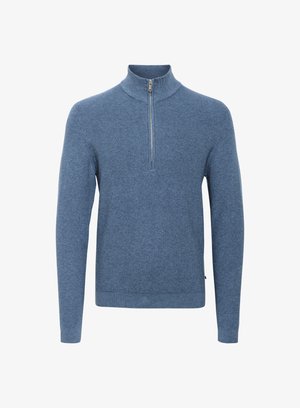 Blauwe pullover met een hoge kraag en een halve rits. Gemaakt van een gestructureerd breimateriaal met lange mouwen en een aansluitende zoom.