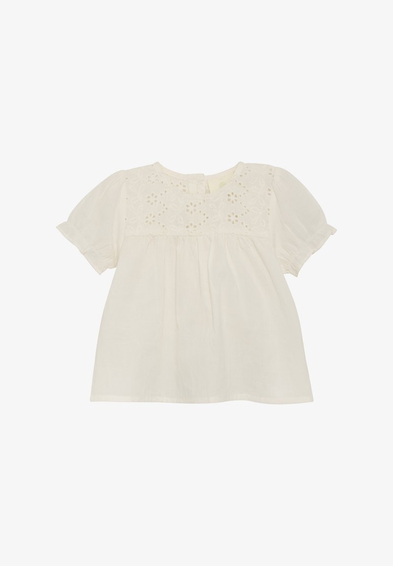 Hvid bomuldsbluse med korte puffærmer, der har en broderet blomsterdesign på forsiden og en rund hals med en lille knaplukning.