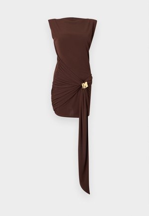 Barna, elegánsan redőzött ruha arany díszítéssel a derékon és hullámzó oldalsó megkötővel. Simább anyagú textúra.