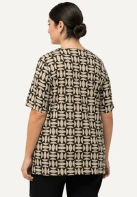 Ulla Popken ALLOVER SHORT SLEEVE SPLIT NECK  - Triko s potiskem - black