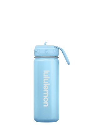 Bottiglia d'acqua alta azzurro chiaro con tappo a ribalta e cannuccia, marchiata verticalmente con "lululemon" sul corpo.