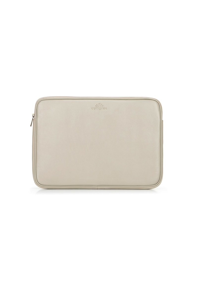 Custodia per laptop in pelle beige chiaro con una superficie liscia, chiusura a zip e logo impresso sul fronte. Forma rettangolare con angoli arrotondati.