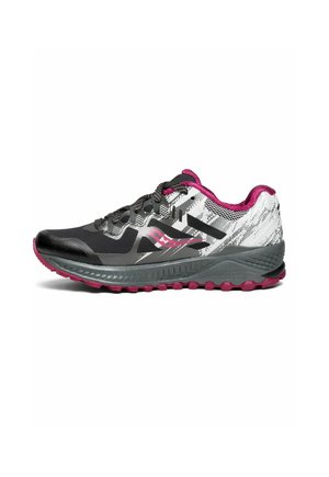 Schwarz-weiß-pinker Trailrunning-Schuh mit gemustertem Obermaterial, schwarzen Schnürsenkeln, strukturierter Sohle und pinkfarbener Innenausstattung, seitlich betrachtet.