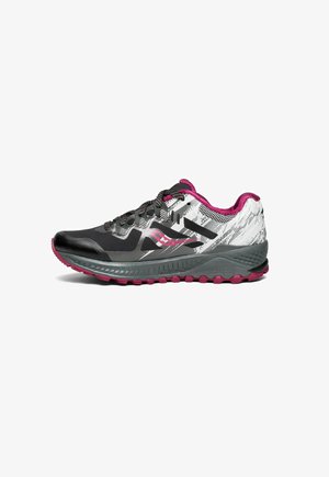 Schwarz-weiß-pinker Trailrunning-Schuh mit gemustertem Obermaterial, schwarzen Schnürsenkeln, strukturierter Sohle und pinkfarbener Innenausstattung, seitlich betrachtet.