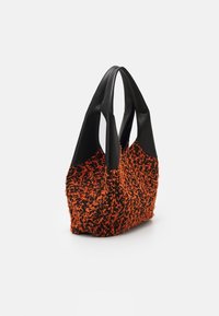 Borsa a tracolla nera in pelle con un corpo testurizzato arancione. Presenta due manici robusti e una silhouette ampia con una superficie morbida e soffice.