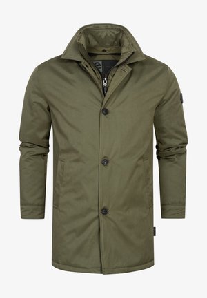 Cappotto verde oliva di lunghezza media realizzato in materiale resistente all'acqua. Presenta un alto colletto, chiusura con bottoni e due tasche laterali.