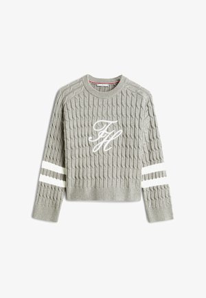 Pull gris clair en maille torsadée avec monogramme blanc "TH" sur la poitrine et deux rayures blanches sur chaque manche. Bords-côtes aux poignets et à l'ourlet.