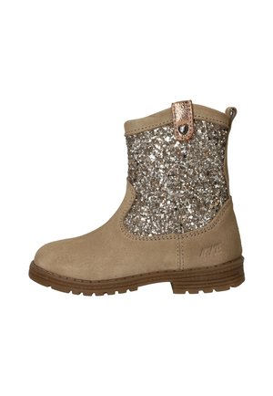 Tan suède enkellaars met een glinsterend glittergedeelte, verfraaid met een metallic roségouden band en een rubberen zool. Beschikt over een pull tab.