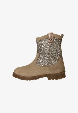 Tan suède enkellaars met een glinsterend glittergedeelte, verfraaid met een metallic roségouden band en een rubberen zool. Beschikt over een pull tab.