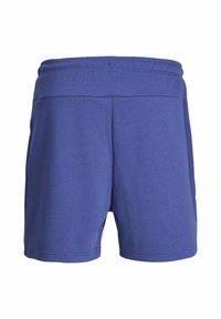 Shorts in cotone di colore viola, con una texture liscia, vita elastica e un design semplice con due cuciture laterali. Nessuna tasca visibile.
