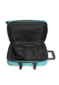 Weicher Koffer in Türkis mit schwarzem Innenraum. Verfügt über einen ausziehbaren Griff, mehrere Fächer und Reißverschlussverschlüsse.