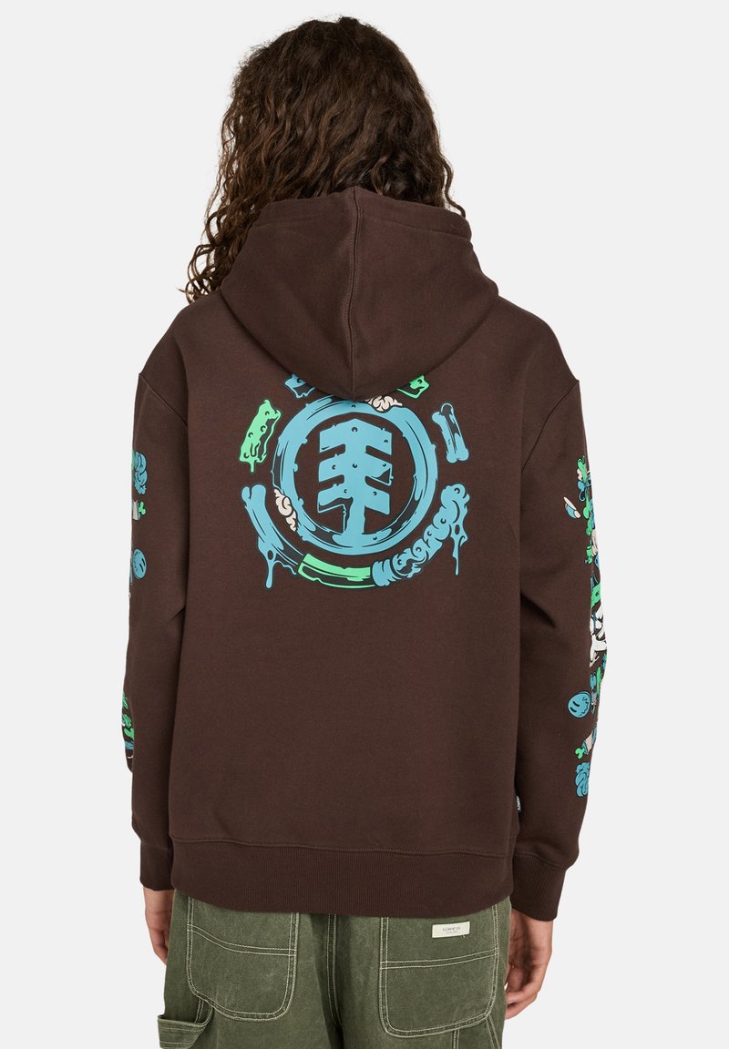 Bruine hoodie met een grote blauwe grafiek en kleurrijke accenten op de mouwen. Gemaakt van katoen, heeft een ontspannen pasvorm en een capuchon.
